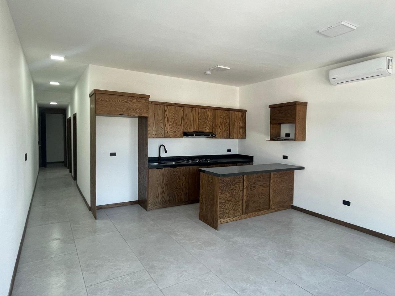 Cocina con acabados de encino del Departamento Urban Loft